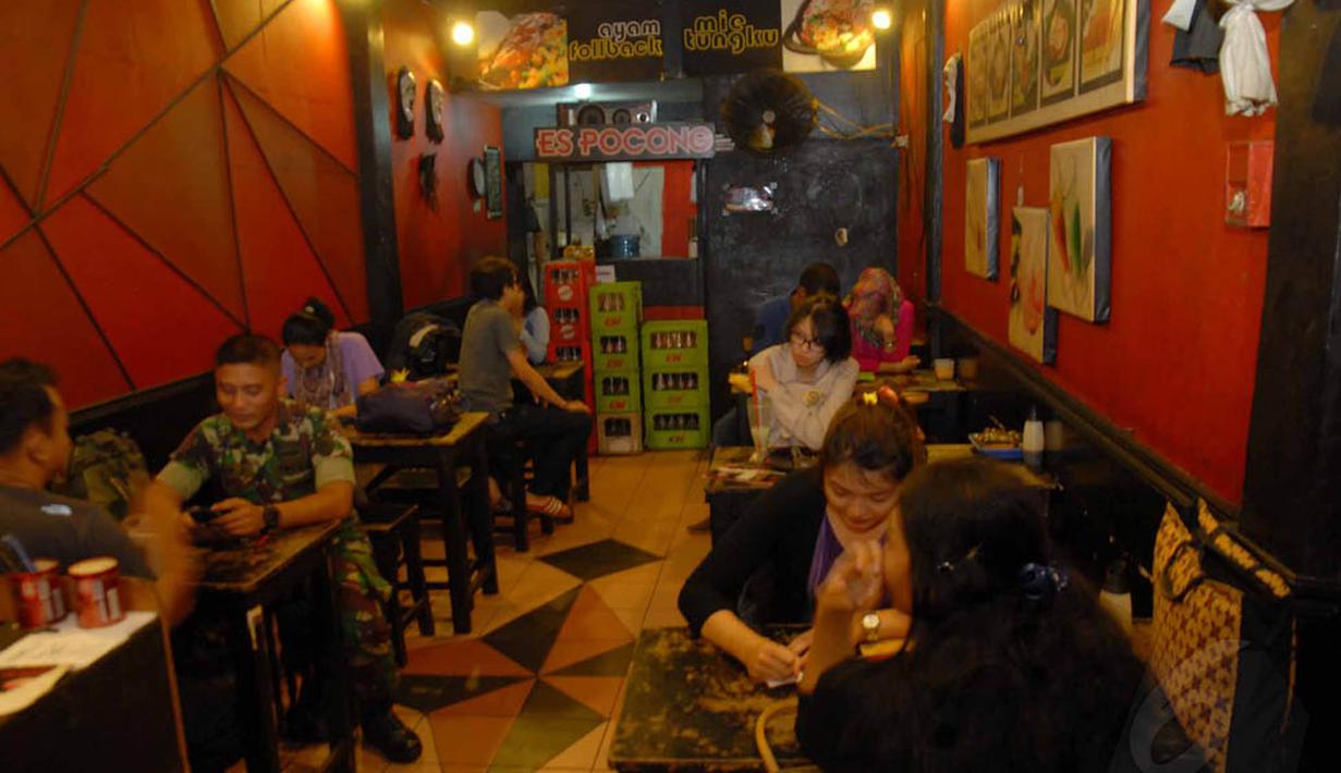 Kedai berukuran sekitar 5x6 meter ini selalu menjadi tempat buka puasa favorit bagi warga kawasan Depok dan sekitarnya, Kamis (3/7/14). (Liputan6.com/Miftahul Hayat)