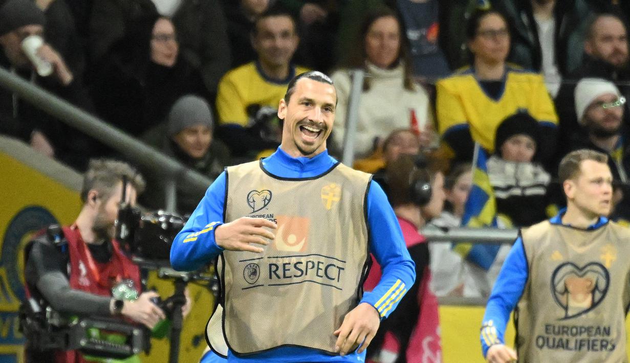 Ekspresi pemain Swedia, Zlatan Ibrahimovic, saat menyaksikan pertandingan melawan timnas Belgia pada laga perdana Grup F Kualifikasi Euro 2024 di Friends Arena, Sabtu (25/03/2023) dini hari WIB. (AFP/Jonathan Nackstrand)