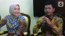 Kabareskrim Polri Komjen Pol Idham Azis (kanan) didampingi sang istri Fitri Handari memberi keterangan saat menerima kunjungan Komisi III DPR RI di kediamannya, Jakarta, Rabu (30/10/2019). Kunjungan itu bagian dari fit and proper test terhadap Idham sebagai calon Kapolri. (merdeka.com/Imam Buhori)
