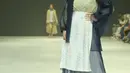 Peragaan ini dimeriahkan sejumlah muse seperti Putri Zulkifli Hasan yang mengenakan outer navy chiffon dipadu dengan printed skirt asimetris, memancarkan kepercayaan diri. [Foto: Fimela/Adirian Utama P]