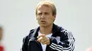 FC Bayern Munich&#039;s new coach Juergen Klinsmann gestures during his first day of training at the club on June 30, 2008 in the southern German city of Munich. AFP PHOTO DDP / OLIVER LANG