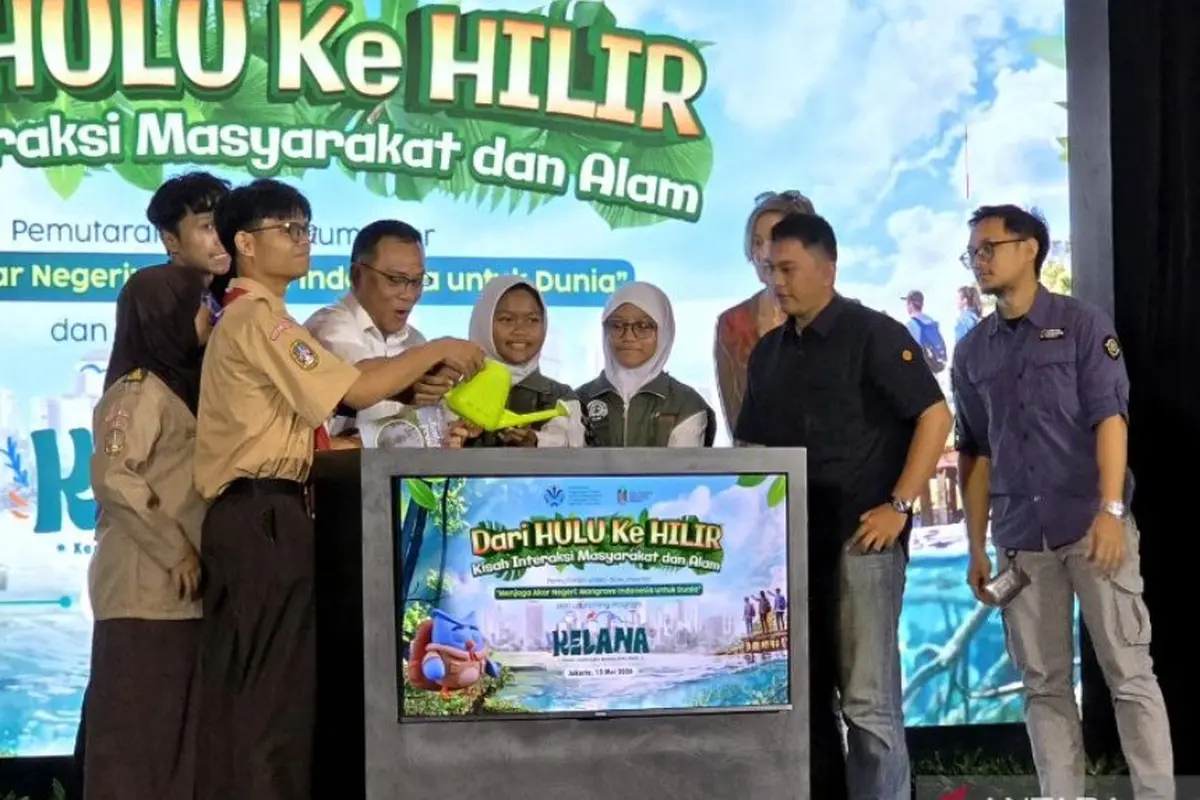 Menteri Lingkungan Hidup Jumhur Hidayat menyiram tanaman sebagai simbol untuk meluncurkan Program Kelana dan Screening Menjaga Akar Negeri: Mangrove Indonesia untuk Dunia.