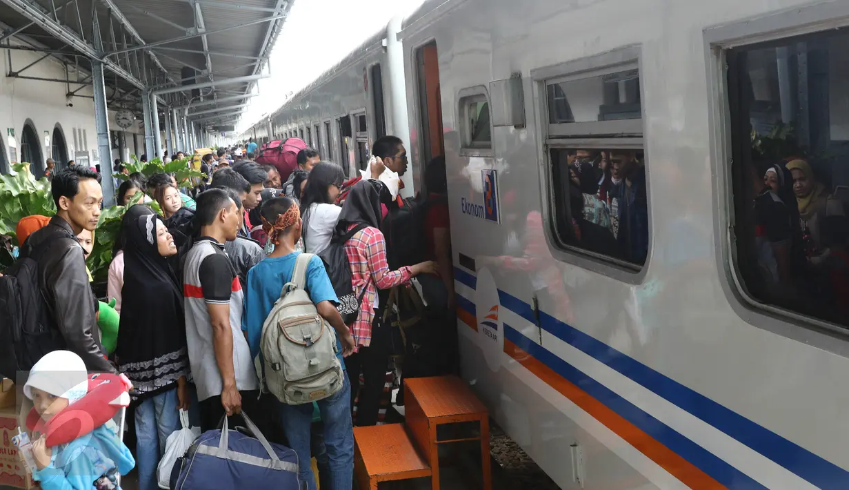 Calon penumpang memasuki kereta di Stasiun Senen, Jakarta, Sabtu (24/12). PT Kereta Api Indonesia telah memberangkatkan 21806 penumpang perhari ini saat libur Natal 2016 dan Tahun Baru 2017. (Liputan6.com/Herman Zakharia)