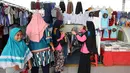 Pengunjung memilih busana muslim di skybridge Tanah Abang, Jakarta, Rabu (8/5/2019). Hari ketiga puasa bulan Ramadan, Warga Jakarta dan penyangga sekitarnya sudah mulai berbelanja pakaian muslim dengan harga yang murah untuk kebutuhan sendiri atau untuk dijual kembali. (Liputan6.com/Herman Zakharia)
