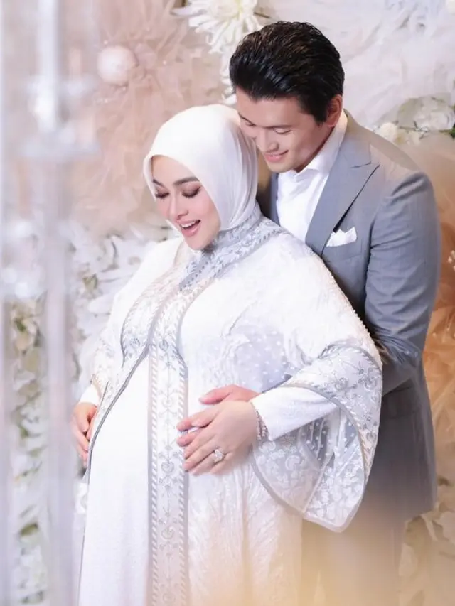 Gaya Syahrini Pamer Baby Bump saat Hamil 7 Bulan. [@princessyahrini]