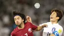 Pemain Qatar, Rodrigo Tabata (kiri)  berebut bola udara dengan pemain Korea Selatan Han Kookyoung saat bertanding dalam Kualifikasi Piala Dunia 2018 di stadion Jassim Bin Hamad, Doha, Qatar, (13/6). Qatar menang atas Korsel 3-2. (AFP Photo/Karim Jaafar)