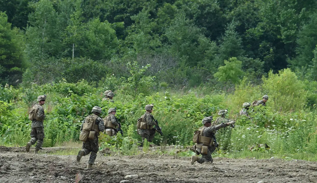 Marinir AS ikut serta selama latihan militer gabungan dengan Pasukan Bela Diri Jepang di Eniwa, prefektur Hokkaido, (16/8). Sekitar 300 tentara Jepang dan AS ikut dalam latihan gabungan di pulau utara Jepang. (AFP Photo/Toru Yamanaka) 