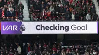 VAR (Video Assistant Referee) memeriksa kemungkinan adanya handball dalam proses terjadinya gol yang dicetak striker Brasil Manchester United, Matheus Cunha, pada pertandingan Liga Inggris antara Manchester United melawan Nottingham Forest di Old Trafford, Manchester, Inggris barat laut, Minggu (17/5/2026). (Darren Staples / AFP)