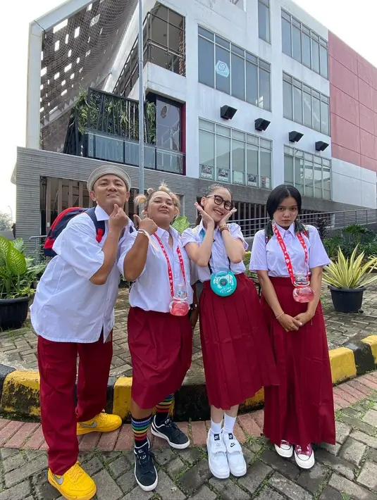 Kejutan dibuat di sebuah resto cepat saji yang biasa digunakan ultah anak SD atau balita. Tak heran Ayu, adik, anak dan asistennya kompak berseragam SD.  Penampilan perempuan seorang anak tersebut juga mencuri perhatian warganet. [Instagram/ayutingting92]