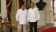 Presiden Joko Widodo tertawa saat menerima Ketua Umum Partai Gerindra Prabowo Subianto di Istana Merdeka, Jakarta, Jumat (11/10/2019). Dalam pertemuan tersebut mereka membahas permasalahan bangsa dan koalisi. (Liputan6.com/Angga Yuniar)
