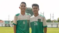 Syykran Arabia Samual dan Andrian Rusdianto, pemain baru Persebaya U-16. (Bola.com/Dok. Persebaya)