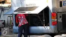Teknisi memperbaiki salah satu bus Transjakarta yang mengalami kerusakan di koridor 6 Ragunan, Jakarta, Selasa, (30/6/2015). Bus yang melayani koridor tersebut terlihat banyak yang sudah tak layak jalan. (Liputan6.com/Yoppy Renato)