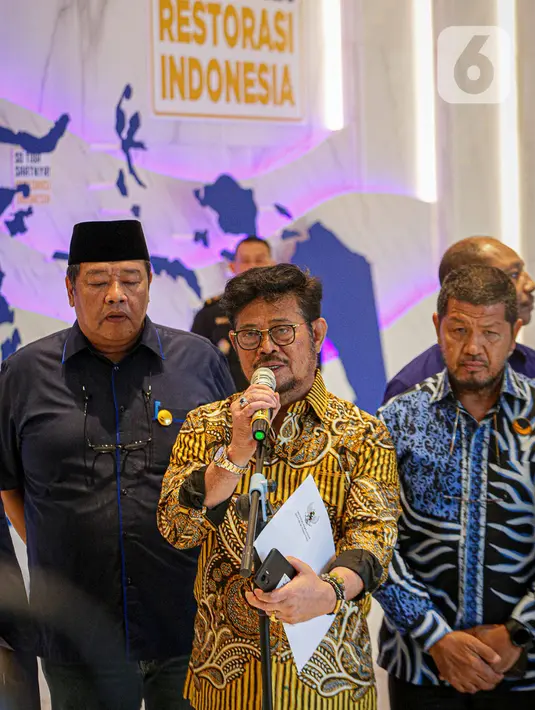 Selepas menyampaikan kalimat itu, Syahrul nampak terdiam sesaat sambil mengatupkan bibir. Raut wajahnya nampak menyiratkan menahan emosi sambil melihat ke arah awak media. (Liputan6.com/Faizal Fanani)