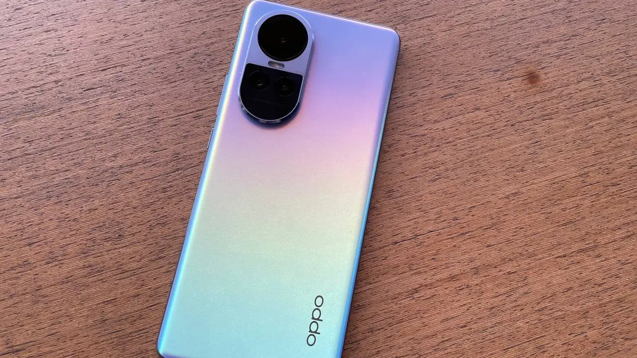 Ini desain Oppo Reno10 5G yang didukung finisihing Oppo Glow, memungkinkan perangkat memiliki tampilan elegan dan mewah tetapi juga nyaman digenggam dan minim ceplakan.  (Liputan6.com/Agustin Setyo Wardani)