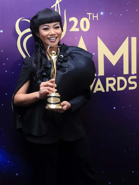 Kategori Artis Solo Wanita Pop dan Pencipta Lagu Pop berhasil dimenangkan Yura Yunita lewat lagunya yang berjudul Intuisi. Terlihat kebahagiaan terpancar di wajah Yura saat memegang piala kemenangan itu. (Deki Prayoga/Bintang.com)