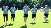 Marcus Rashford, Ollie Watkins, Declan Rice, Elliot Anderson dan Anthony Gordon #18 dari Timnas Inggris memperhatikan sesi latihan Inggris pada 15 Juni 2026 di Kansas City, Kansas. (Richard Pelham/Getty Images via AFP)