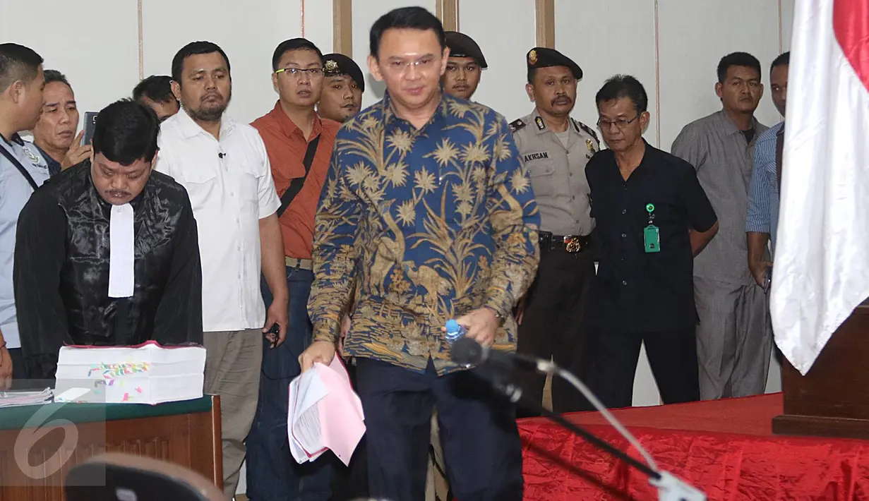 Terdakwa Basuki Tjahaja Purnama atau Ahok bersiap menjalani sidang lanjutan di Gedung Kementan, Jakarta, Selasa (4/4). Sidang akan memutar video durasi lengkap pidato Ahok di Kepulauan Seribu yang menjadi akar kasus ini. (Liputan6.com/Immanuel Antonius)