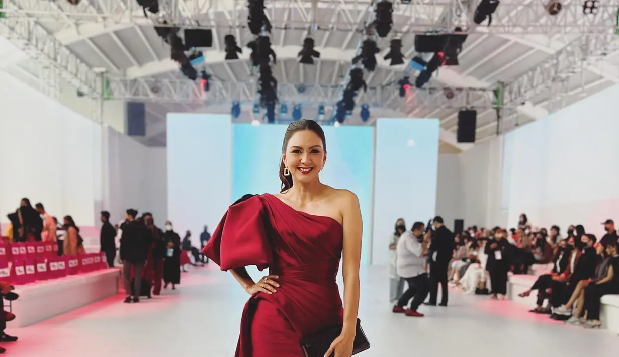 Sementara itu, Donna Agnesia tampil glamor dengan gaun malam berpotongan off-the-shoulder. [IG @dagnesia]