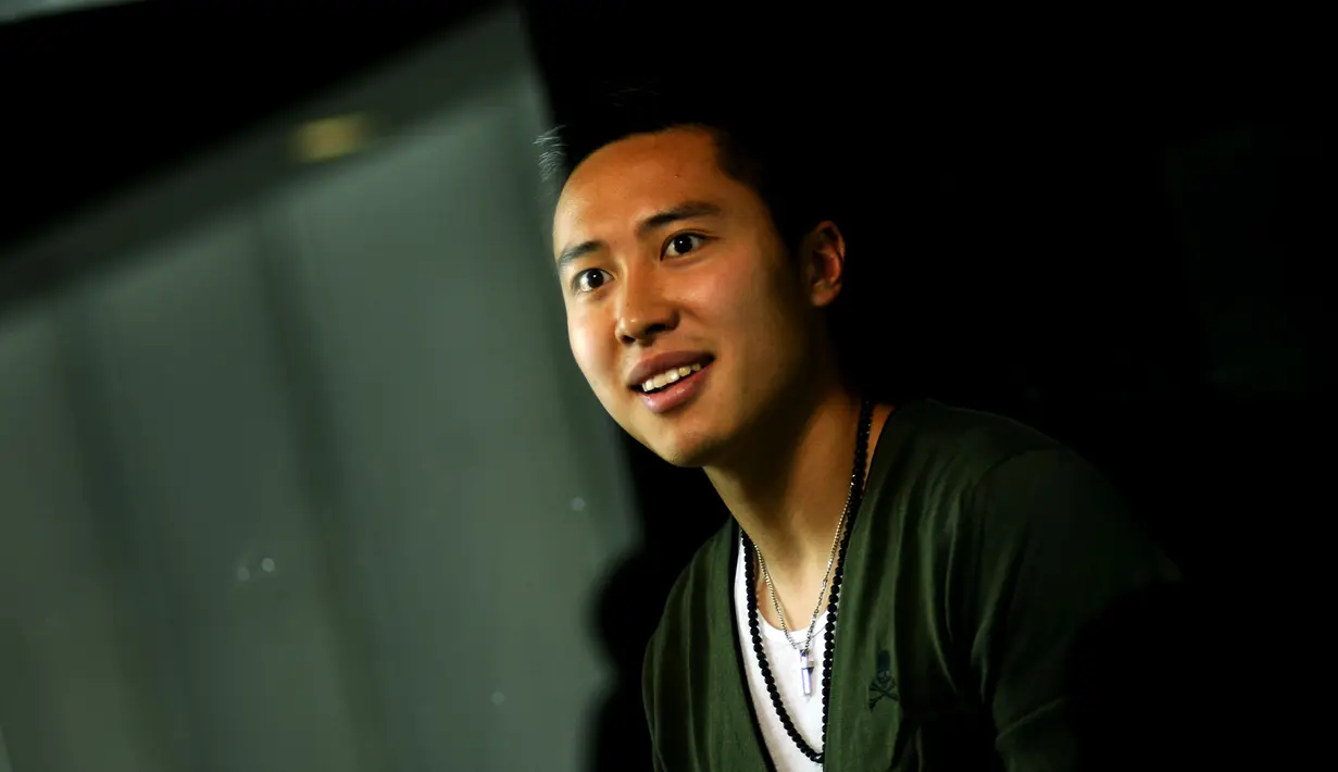 Pesepak bola klub Belgia Waasland-Beveren asal Indonesia, Arthur Irawan berkesempatan berkunjung ke Liputan6.com, Jakarta, Kamis (28/5/2015). Salah satu ekspresi Arthur saat melakukan wawancara dengan tim Liputan6.com. (Liputan6.com/Helmi Fithriansyah)
