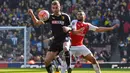 Pemain Watford, Valon Behrami (kiri), berebut bola dengan pemain Arsenal, Francis Coquelin, pada putaran keenam Piala FA di Stadion Emirates, London, Minggu (13/3/2016). (Reuters/Hannah McKay)