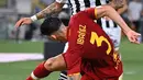 Pemain Udinese Roberto Pereyra (kiri) berebut bola dengan pemain AS Roma Roger Ibanez pada pertandingan Serie A Liga Italia di Olympic Stadium, Roma, Italia, 23 September 2021. AS Roma menang 1-0. (Alberto PIZZOLI/AFP)