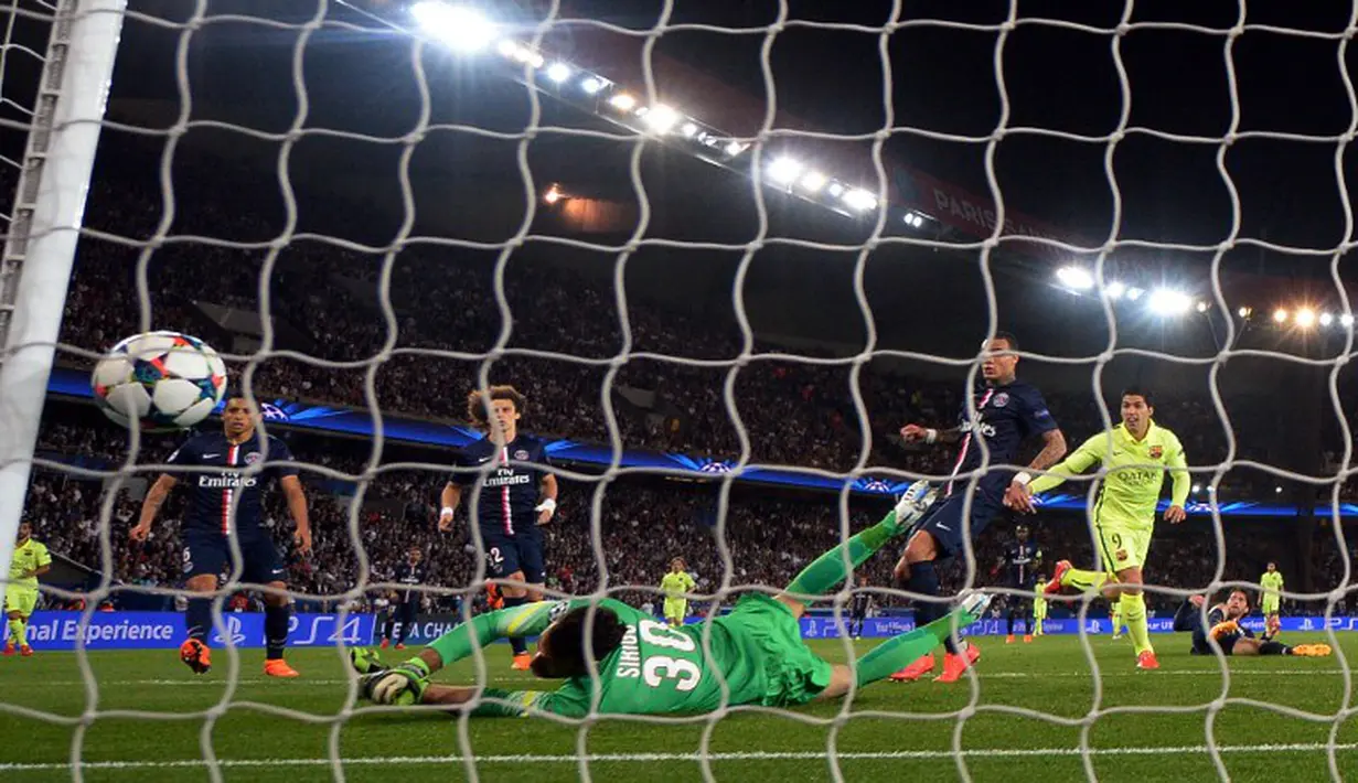 Luis Suarez setelah mencetak gol kedua Barcelona dalam lanjutan babak perempatfinal Liga Champion di Stadion Parc des Princes, Paris, Perancis. Rabu (15/4). Barcelona unggul 3-1 dalam pertandingan itu.