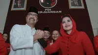 Pasangan Calon Gubernur Jatim Saifullah Yusuf (Gus Ipul) dan Calon Wakil Gubernur Puti Guntur Soekarno. (Liputan6.com/Dian Kurniawan)