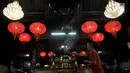 Umat Tionghoa menyalakan hio saat berdoa di Klenteng Boen Tek Bio, Pasar Lama, Tangerang, Kamis (31/1).  Klenteng yang dibangun tahun 1684 ini merupakan rumah ibadah yang ramai dikunjungi oleh umat Tionghoa. (Merdeka.com/Iqbal S. Nugroho)