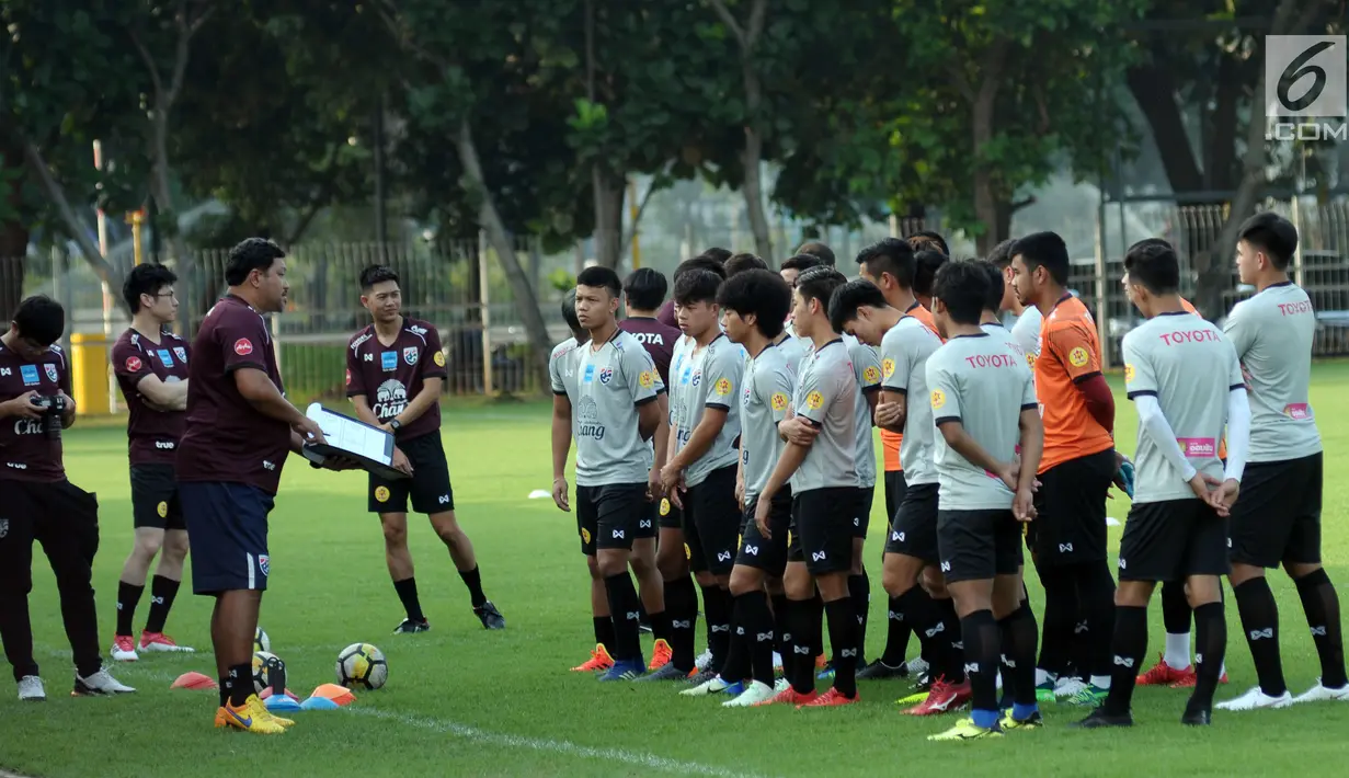 Pelatih Timnas Thailand U-23. Worrawoot Srimakha memberi arahan jelang latihan di Lapangan B Kompleks GBK, Jakarta, Selasa (29/5). Timnas Thailand U-23 akan melakoni uji coba lawan Indonesia U-23 pada 31 Mei dan 3 Juni. (Liputan6.com/Helmi Fithriansyah)