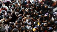 Pengunjung dan awak media berdesakan di depan pintu masuk ruang Sidang Vonis Jesicca, di PN Jakarta Pusat,Kamis (27/10). Puluhan karyawan PT Fajar Indah Cakra Cemerlang atau karyawan ayah Mirna juga ikut mendatangi PN Pusat. (Liputan6.com/Helmy Affandi)