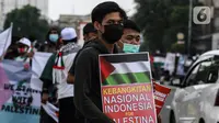 Masyarakat membawa poster dan abendera Palestina di jalan Basuki Rahmat, Jakarta, Kamis (20/5/2020). Aksi masyarakat tersebut untuk mengutuk penyerangan Israel ke Palestina yang telah menyebabkan ratusan korban jiwa. (Liputan6.com/Johan Tallo)