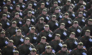 Tentara Rusia berbaris menuju Lapangan Merah (Red Square) untuk menghadiri gladi bersih parade militer Hari Kemenangan di Moskow, Rusia, Minggu (7/5/2023). Parade akan berlangsung di Lapangan Merah Moskow pada 9 Mei untuk merayakan 78 tahun kemenangan dalam Perang Dunia II. (AP Photo)
