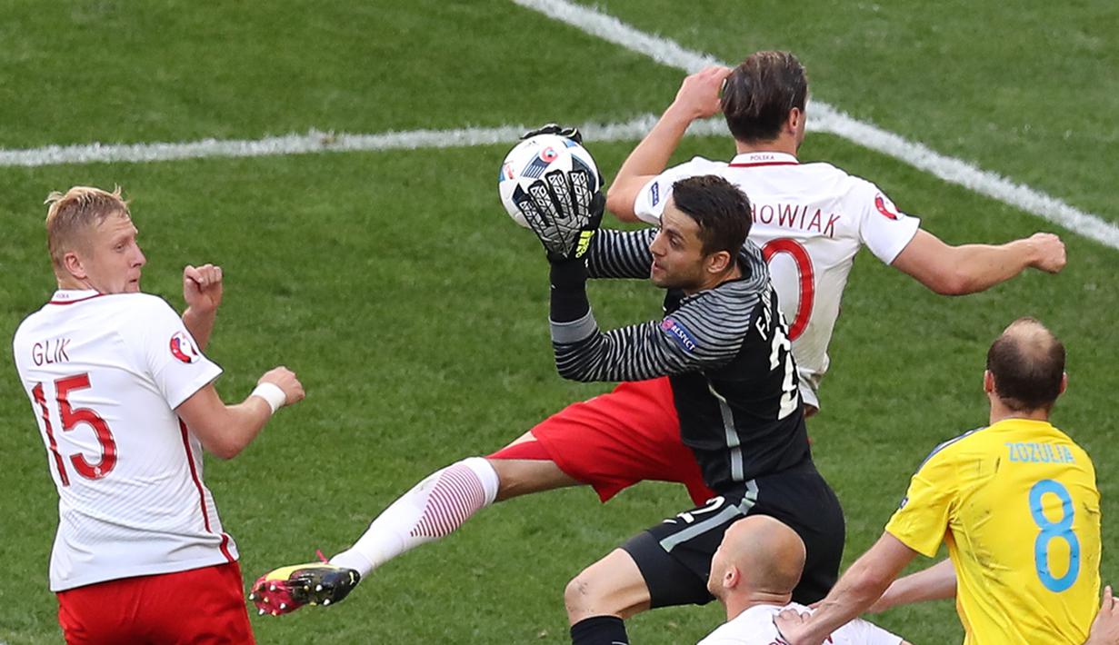 Kiper Polandia, Lukasz Fabianski mengamankan gawangnya dari serangan pemain Ukraina pada laga terakhir Grup C Piala Eropa 2016 di Stade Velodrome, Marseille, Selasa (21/6/2016). (AFP/Valery Hache)