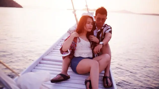 6 Potret Adik Ayu Ting Ting Bersama Pacar di Labuhan Bajo, Tampil Mesra