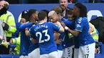 Everton, Leeds United dan Burnley menjadi klub yang tengah bersaing menghindari 1 tiket tersisa terdegradasi dari Liga Inggris musim 2021/2022. Dari ketiganya, Everton menjadi klub yang paling aman dengan raihan poin terkini dan memiliki 5 nama besar di skuat mereka. (AFP/Paul Ellis)
