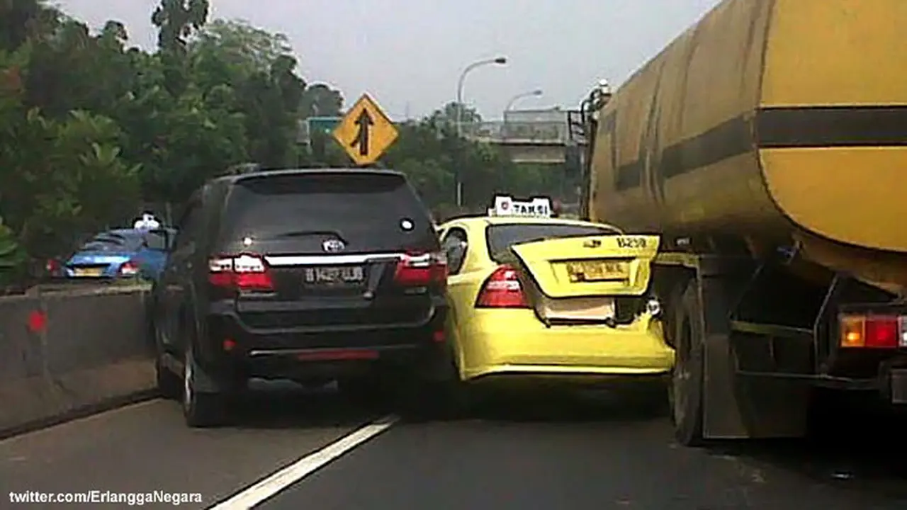 tabrakan-tol-130920b.jpg