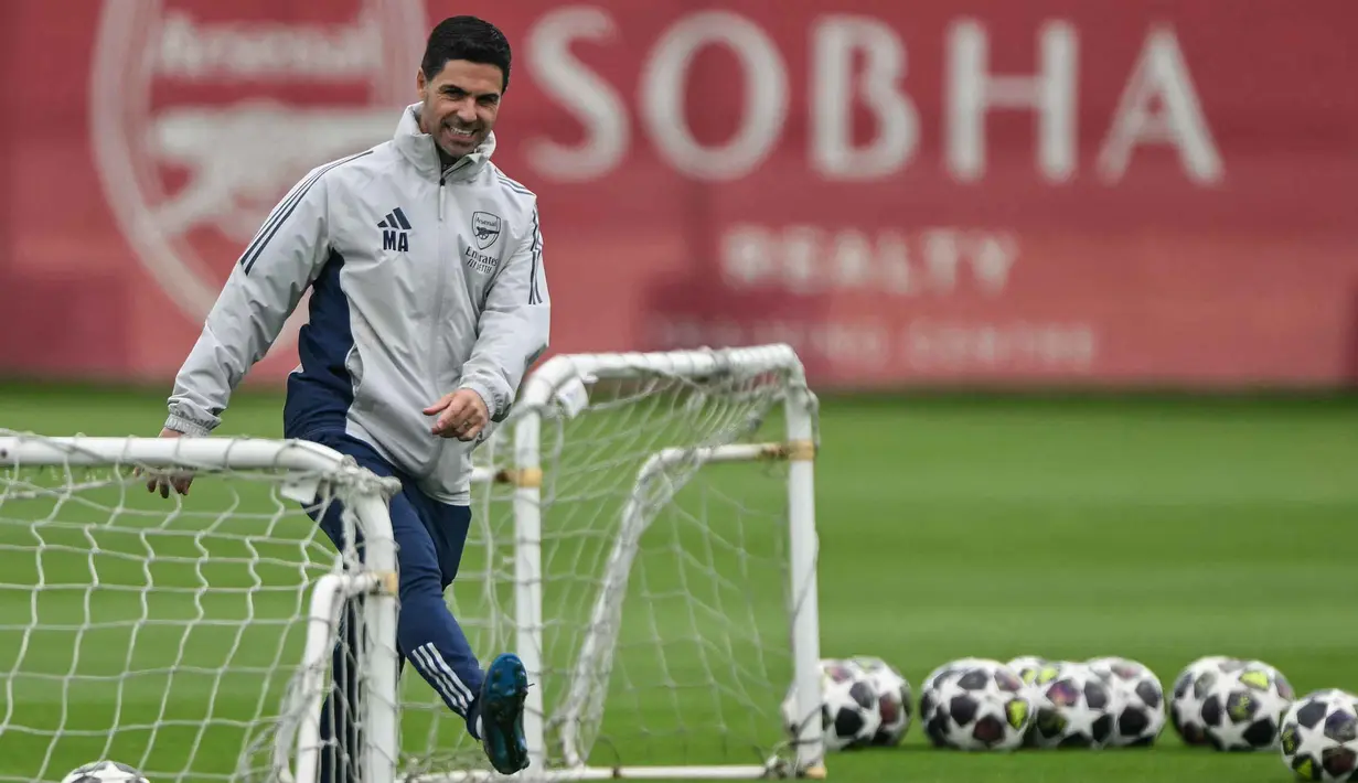 Hasil imbang di markas Atletico Madrid memberi sedikit keunggulan bagi Arsenal yang kini bermain di depan publik sendiri. Tampak dalam foto, manajer Arsenal asal Spanyol, Mikel Arteta, saat menghadiri sesi latihan tim di London Colney, sebelah utara London, pada Senin 4 Mei 2026. (Glyn KIRK/AFP)