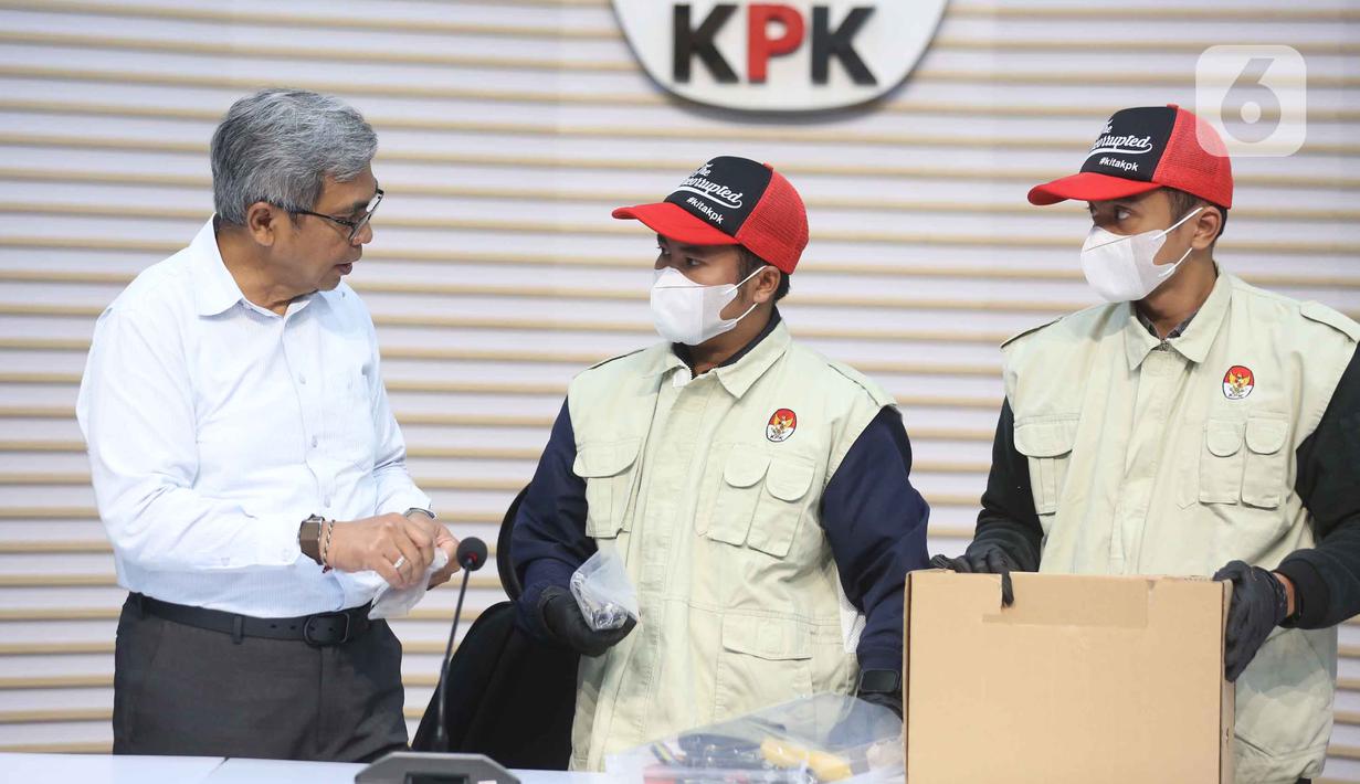 Ketua Komisi Pemberantasan Korupsi (KPK), Setyo Budiyanto (kiri) berbincang dengan petugas nan memperlihatkan peralatan bukti Operasi Tangkap Tangan (OTT) di Kantor Imigrasi Jakarta Barat, Gedung Merah Putih KPK, Jakarta, Kamis (4/6/2026). (Liputan6.com/Helmi Fithriansyah)