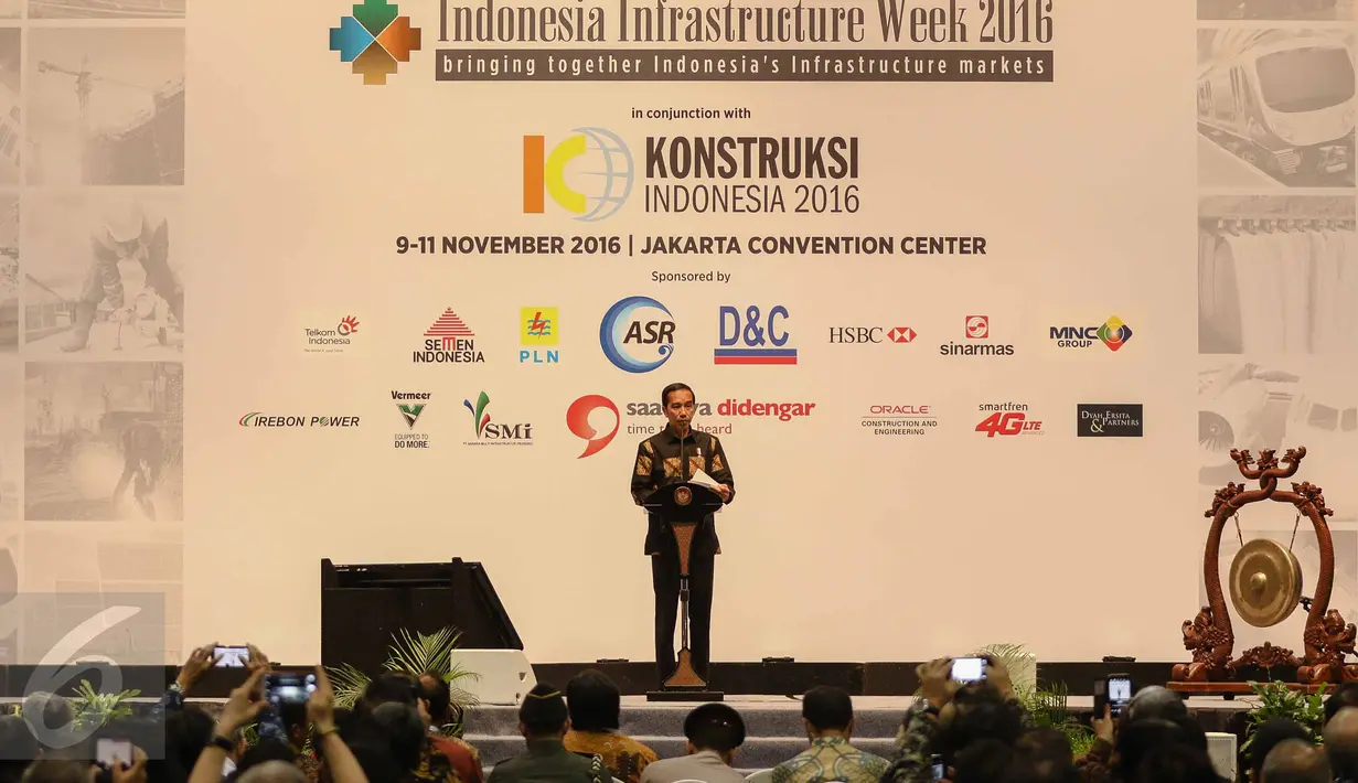 Presiden Jokowi memberikan sambutan dalam pembukaan Indonesia Infrastructure Week (IIW) di Jakarta Convention Center, Rabu (9/11). IIW adalah gabungan dari acara pameran, konferensi dan seminar mengenai infrastruktur Indonesia (Liputan6.com/Faizal Fanani)