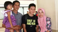 Evan Dimas dilepas keluarga jelang keberangkatan ke Jakarta dari Surabaya. Evan transit di Jakarta sebelum melanjutkan perjalanan menuju Spanyol, Jumat (7/8/2015). (Bola.com/Zaidan Nazarul)