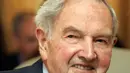 Lahir di New York pada 12 Juni, David merupakan pewaris dari kekayaan keluarga Rockefeller dan bisnisnya menggurita, terutama di sektor perbankan. David juga dikenal sebagai filantropis dan aktif untuk pelestarian lingkungan. (AP Photo/Richard Drew, File)