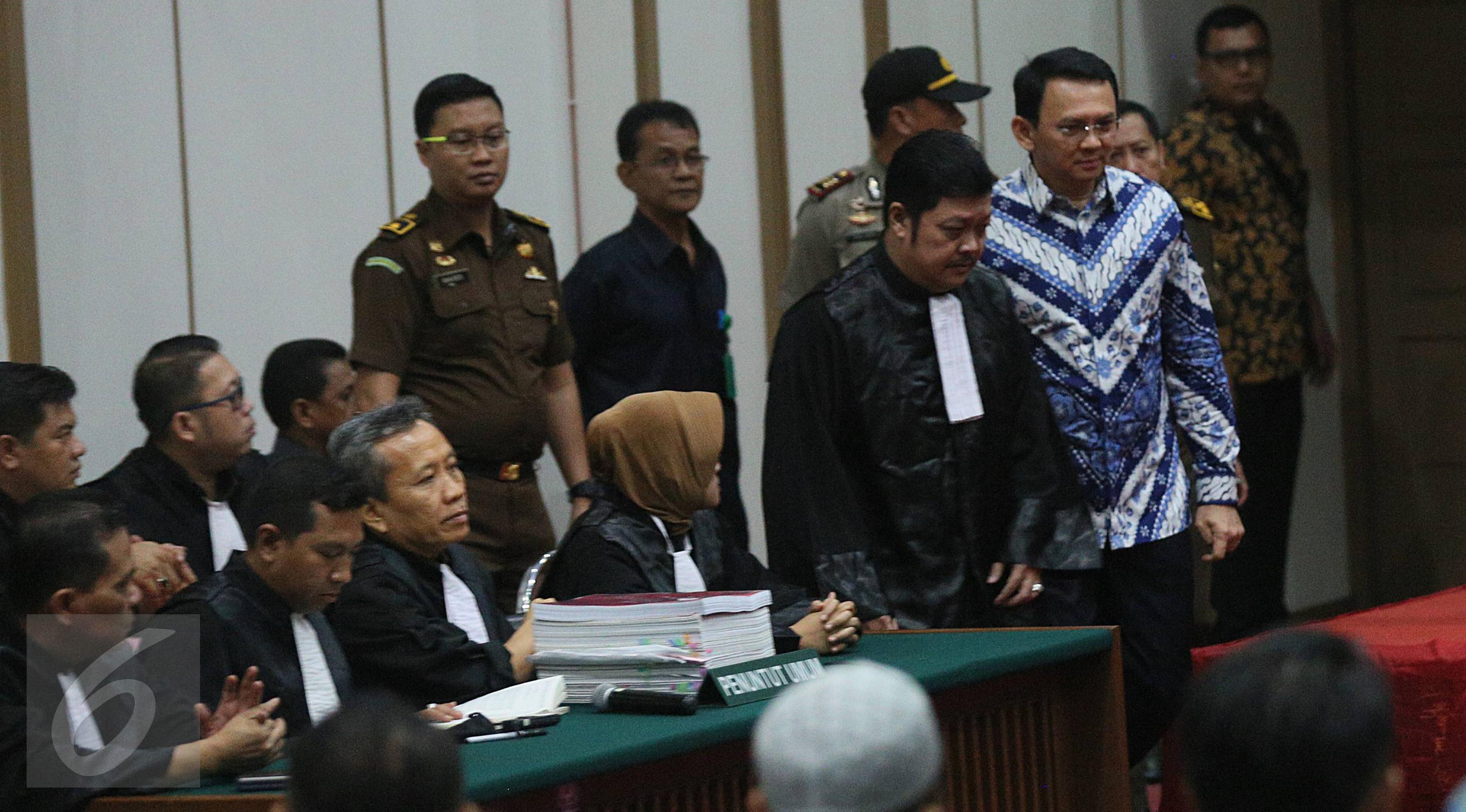 Terdakwa dugaan kasus penistaan Agama, Basuki Tjahja Purnama atau Ahok memasuki ruang sidang pembacaan putusan (vonis) di Auditorium Kementrian Pertanian, Jakarta Selatan, Selasa (9/5). (Liputan6.com/Ramdani/pool)