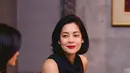 Lulu Tobing tampil santai dengan atasan hitam polos sleeveless model kerah tinggi. Terlihat ia tampil sederhana tanpa aksesori berlebih. [@cuttaryofficial]