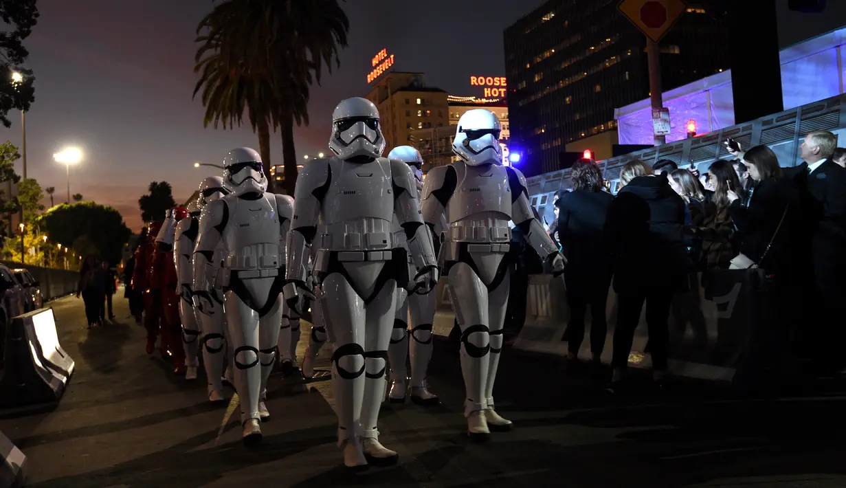 Prajurit tentara Stormtrooper menghadiri world premiere film Star Wars: The Rise of Skywalker di Hollywood, California, Senin (16/12/2019). Star Wars: The Rise of Skywalker akan menutup sekuel trilogi Star Wars yang pertama kali diluncurkan pada 2015 lalu. (AP Photo/Chris Pizzello)