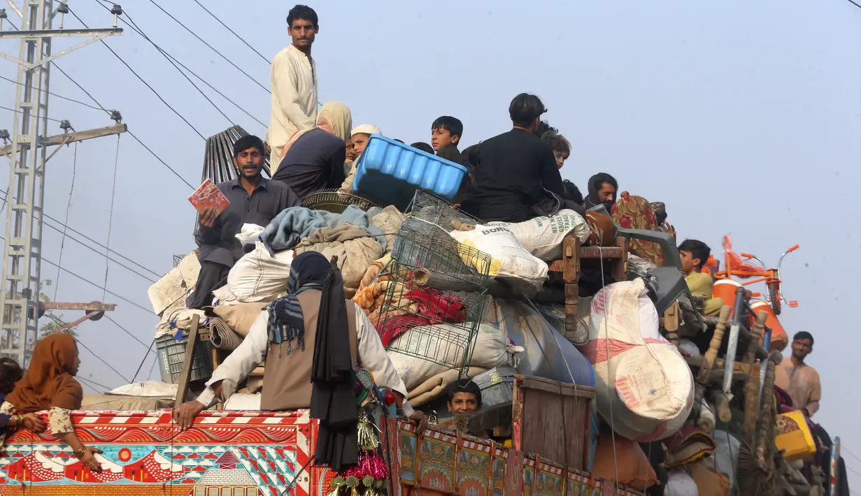 Tenggat waktu tersebut merupakan bagian dari tindakan keras anti-migran baru yang menargetkan semua orang asing yang tidak memiliki dokumen atau tidak terdaftar, menurut Islamabad. (AP Photo/Muhammad Sajjad)