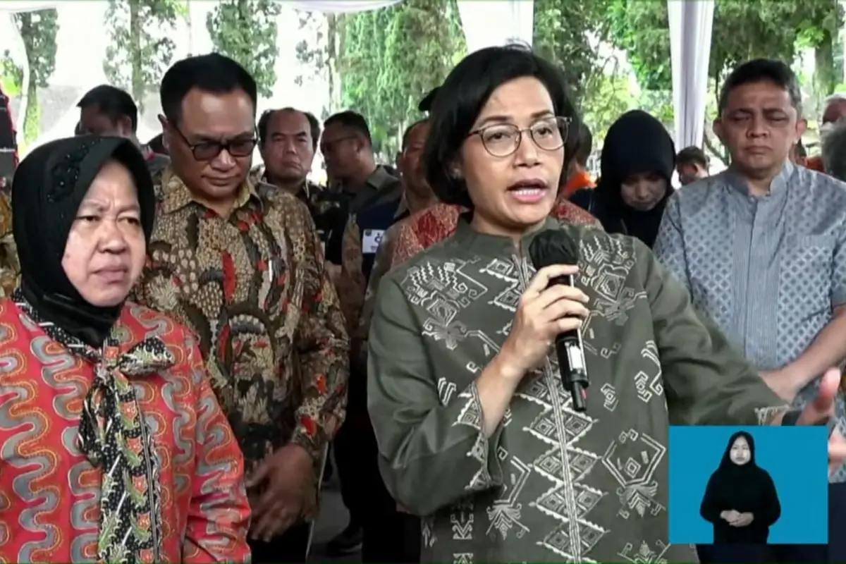 Menteri Keuangan (Menkeu) Sri Mulyani Indrawati bersama Menteri Sosial Tri Rismaharini melakukan kunjungan bersama ke Kabupaten Malang
