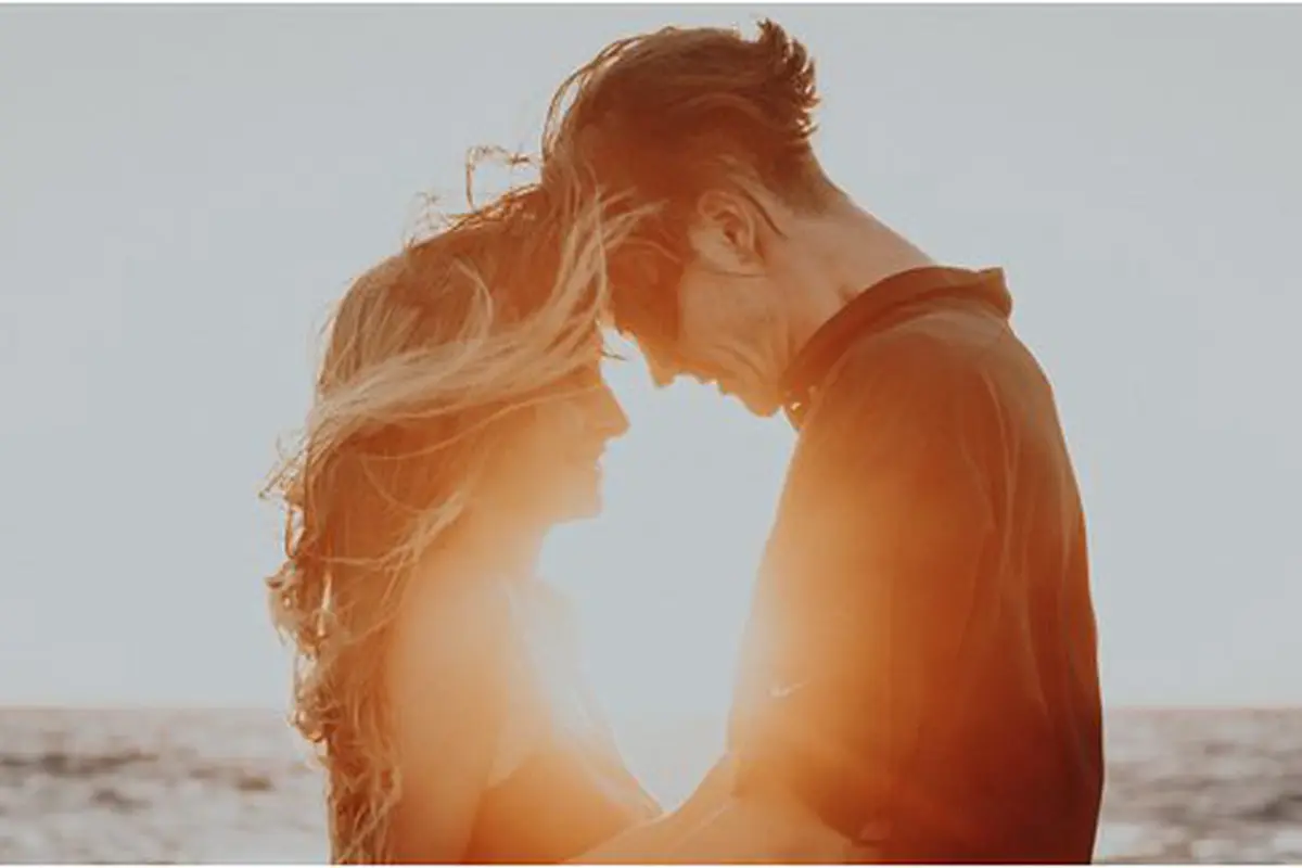 Jatuh cinta/copyright unsplash.com/@christiana