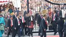 Presiden Joko Widodo atau Jokowi berjalan keluar menuju tribune dekat pagar Istana Merdeka, Jakarta, Kamis (17/8). Jelang penurunan bendera pusaka, Jokowi tiba-tiba keluar dan menemui masyarakat yang berdiri di luar Istana. (Liputan6.com/Angga Yuniar)