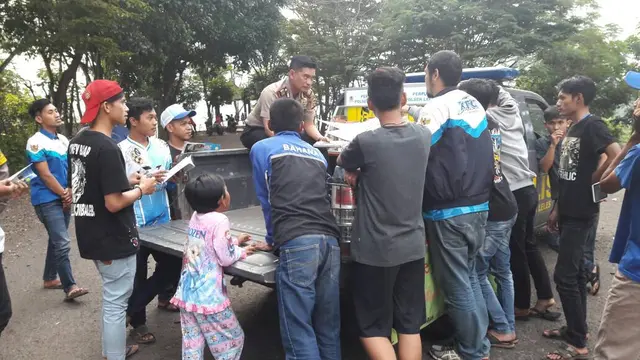 Perpustakaan Keliling di Mobil Polisi