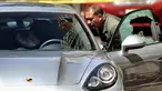 Tim forensik memeriksa jenazah pria yang ditembak mati di mobilnya di Americana di Guadalajara, Negara bagian Jalisco, Meksiko, (14/3). Meksiko banyak mengalami kekerasan terkait dengan perdagangan narkoba. (AFP Photo/Ulises Ruiz)